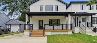 New 4BR |Main Floor -Ensuite |Group & Family |Free Parking | Weekend & Long-Stay