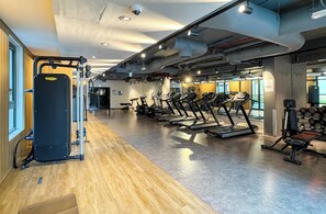 Fitness facility - Chic 2-Bed Apartment with Balcony and Waterfront Views in Port de La Mer (Dubai)