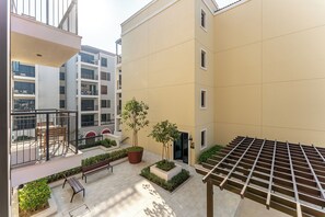 Terrace/patio - Chic 2-Bed Apartment with Balcony and Waterfront Views in Port de La Mer (Dubai)