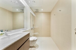 Shower, hair dryer, bidet, towels - Chic 2-Bed Apartment with Balcony and Waterfront Views in Port de La Mer (Dubai)