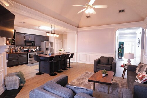 Charming 3 BR Home with Cozy fire pit-3 minutes to highway & convenient location