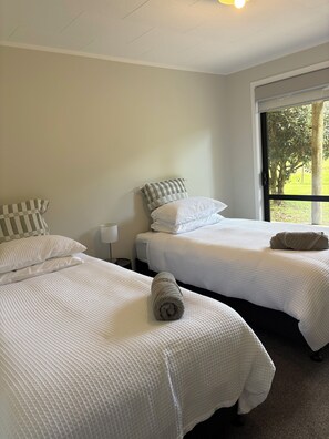 4 bedrooms, iron/ironing board, WiFi, bed sheets - Relax and Unwind in this Farmhouse  surrounded by Native bush and farmland (Ōrere Point)