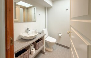 Shower, hair dryer - 2 bedroom stunning apartment in Borre (Borre)