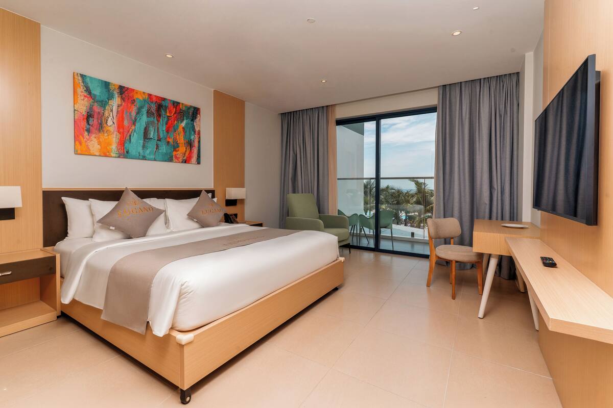 Deluxe Room, 1 King Bed | Frette Italian sheets, premium bedding, minibar, in-room safe