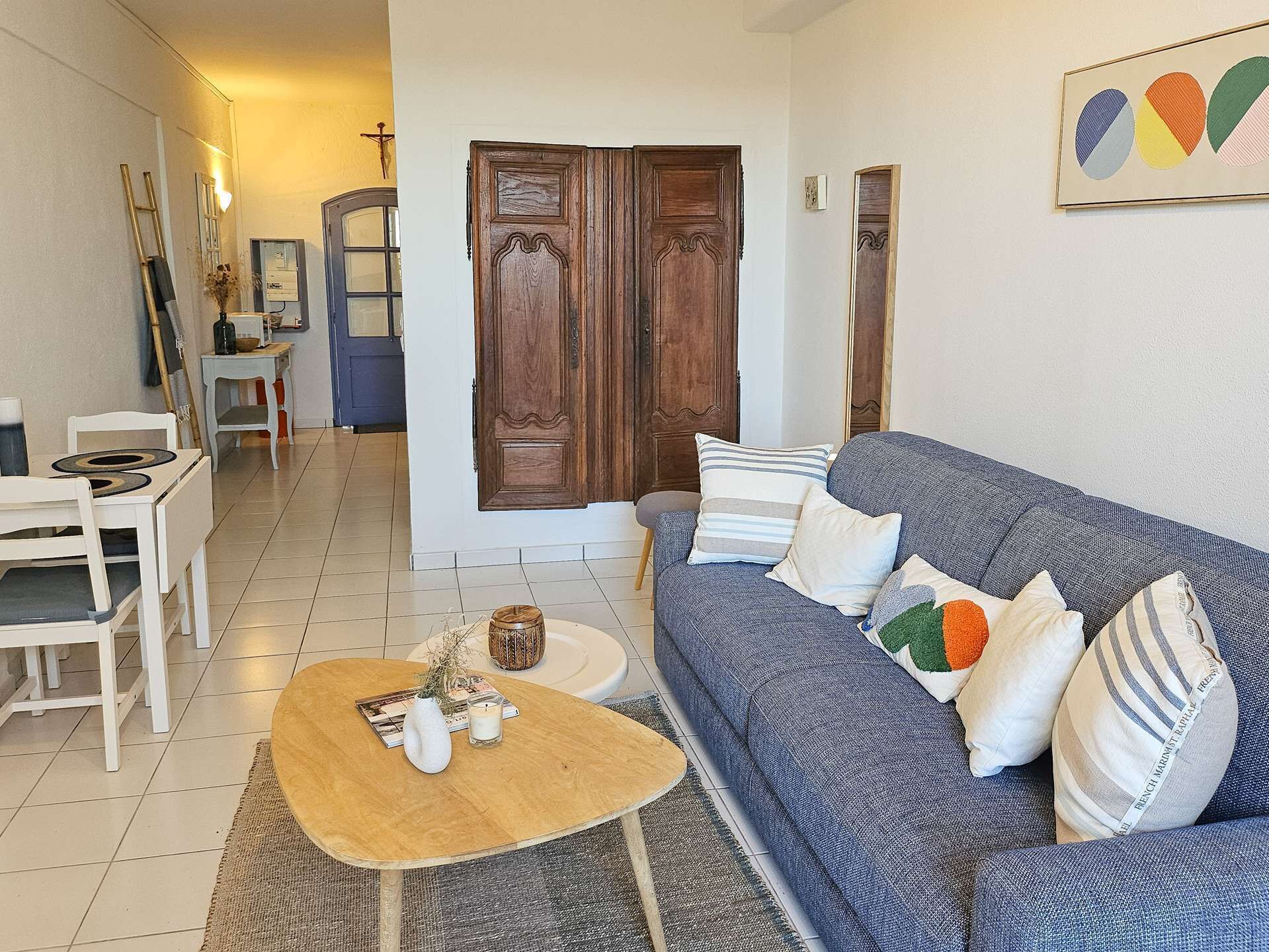 Ein Wohnzimmer mit einer Couch, einem Couchtisch und einem Essbereich mit Tisch und Stühlen.