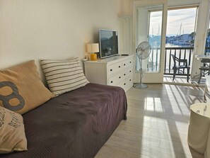 1 bedroom - Luminous, air-conditioned studio with canal views, close to the beach. (PORT GRIMAUD)