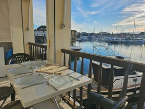 Outdoor dining - Luminous, air-conditioned studio with canal views, close to the beach. (PORT GRIMAUD)