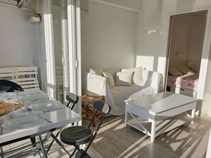 Dining - Luminous, air-conditioned studio with canal views, close to the beach. (PORT GRIMAUD)