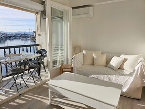 TV - Luminous, air-conditioned studio with canal views, close to the beach. (PORT GRIMAUD)