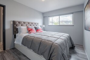3 bedrooms, iron/ironing board, WiFi, bed sheets - Cozy 3BR/2BA Vancouver Stay – 20 Min to YVR (Vancouver)
