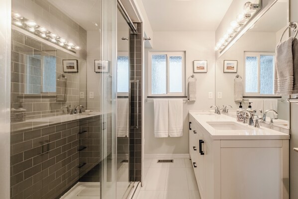 Shower, hair dryer, towels, soap - Cozy 3BR/2BA Vancouver Stay – 20 Min to YVR (Vancouver)