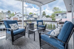Terrace/patio - Cozy 3BR/2BA Vancouver Stay – 20 Min to YVR (Vancouver)