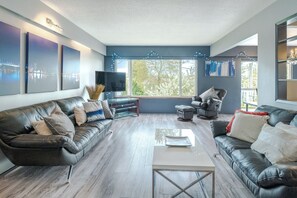 Living area - Cozy 3BR/2BA Vancouver Stay – 20 Min to YVR (Vancouver)