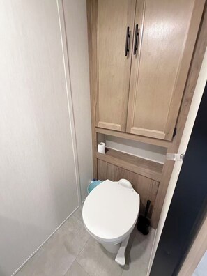Een douche, een haardroger, handdoeken, zeep