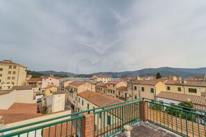 A coastal town with terracotta-roofed buildings, a sea view, and a green metal railing. - Baobab a 100 m dal mare di Campo - Goelba (Campo nell'Elba)