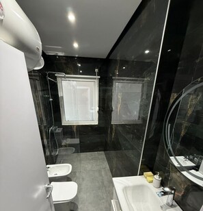 Shower, hair dryer, bidet, towels - Najli apartments (Tiranë)