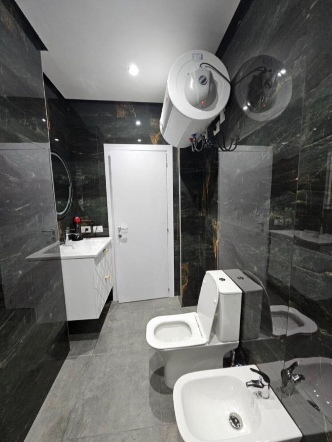 Douche, séchoir à cheveux, bidet, serviettes fournies