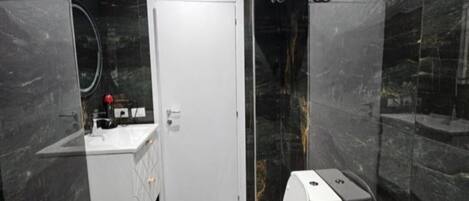 Douche, séchoir à cheveux, bidet, serviettes fournies