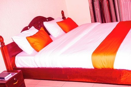 Desk, laptop workspace, free WiFi. EL-GIBOR GUEST HOUSE