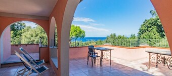 Spacious villa just a few steps from Paolina Beach.