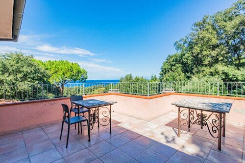 Spacious villa just a few steps from Paolina Beach.