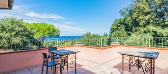 Spacious villa just a few steps from Paolina Beach.