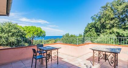 Spacious villa just a few steps from Paolina Beach.