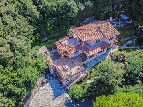 Spacious villa just a few steps from Paolina Beach.