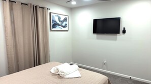 3 bedrooms, in-room safe, iron/ironing board, travel cot - Cozy Family Home Near Downtown - Quiet & Comfortable Stay (Columbus)