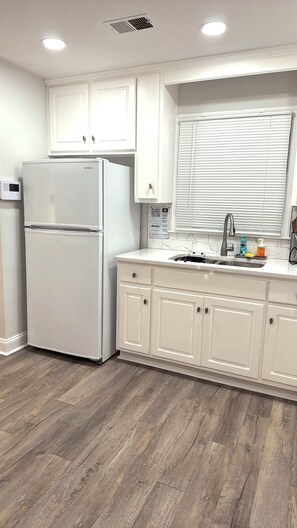 Fridge, microwave, oven, stovetop - Cozy Family Home Near Downtown - Quiet & Comfortable Stay (Columbus)