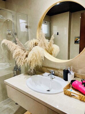 Shower, hair dryer, towels, soap - Cozy 2 BR -Resort Style-Restaurant-Golf@ Cocotal Golf and Country Club Punta Can (Punta Cana)
