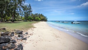 A beach with clear water, boats, and trees. - Perfect 3-bedroom house with AC in Rivière Noire District (Rivière Noire District)