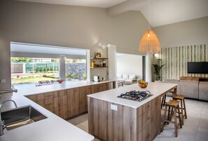 Fridge, microwave, oven, stovetop - Perfect 3-bedroom house with AC in Rivière Noire District (Rivière Noire District)