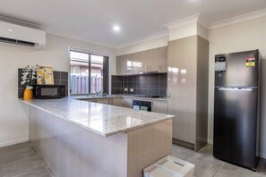 Private kitchen - Golden Homestead – Park Ridge 4B Comfort Retreat (Park Ridge)