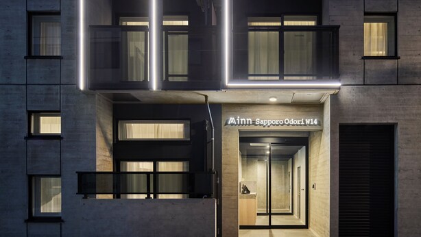 Un edificio moderno con escaparate que indica 'Min-Sapporo Odori W14'.