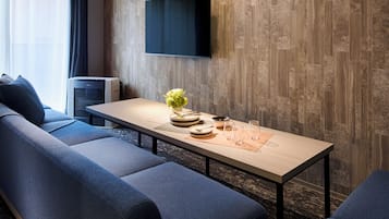Premium 1-Bedroom Suite with 6 Beds, Non Smoking | Living room