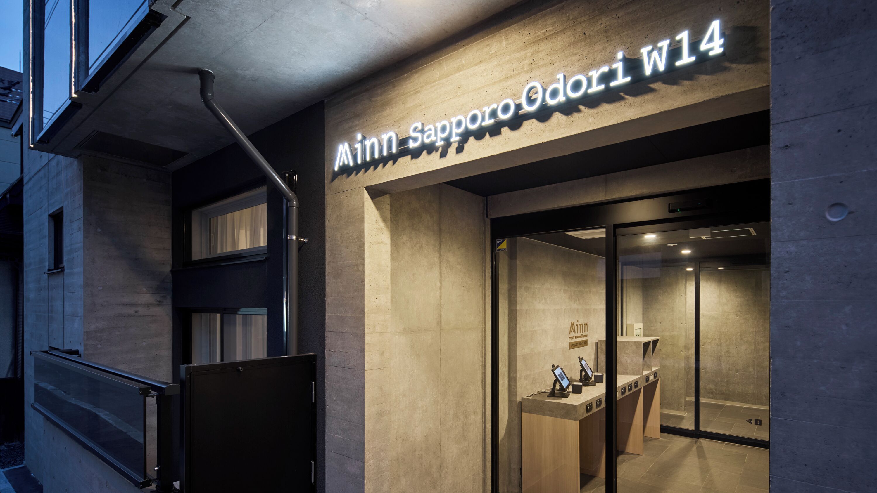 Um edifício moderno com uma placa indicando 'Minn Sapporo Odori W14'.