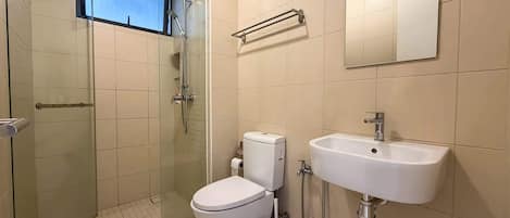 Dusche, Haartrockner, Handtücher, Shampoo