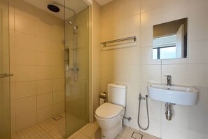 Doccia, asciugacapelli, asciugamani, shampoo