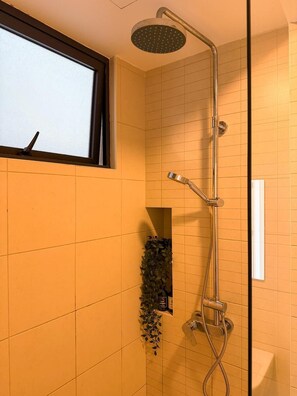 Shower, hair dryer, towels, shampoo - Stylish Duplex Loft, Near Jonker St Melaka (Melaka)