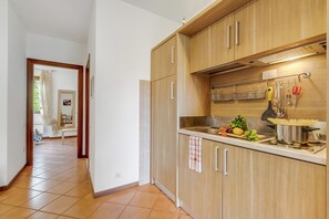 Fridge, microwave, stovetop, coffee/tea maker - Residence La Perla - Apt 19 (Monte Isola)