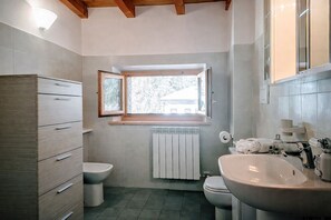 Shower, hair dryer, bidet, towels - Nuvolau Appartement Dolomites (Perarolo di Cadore)