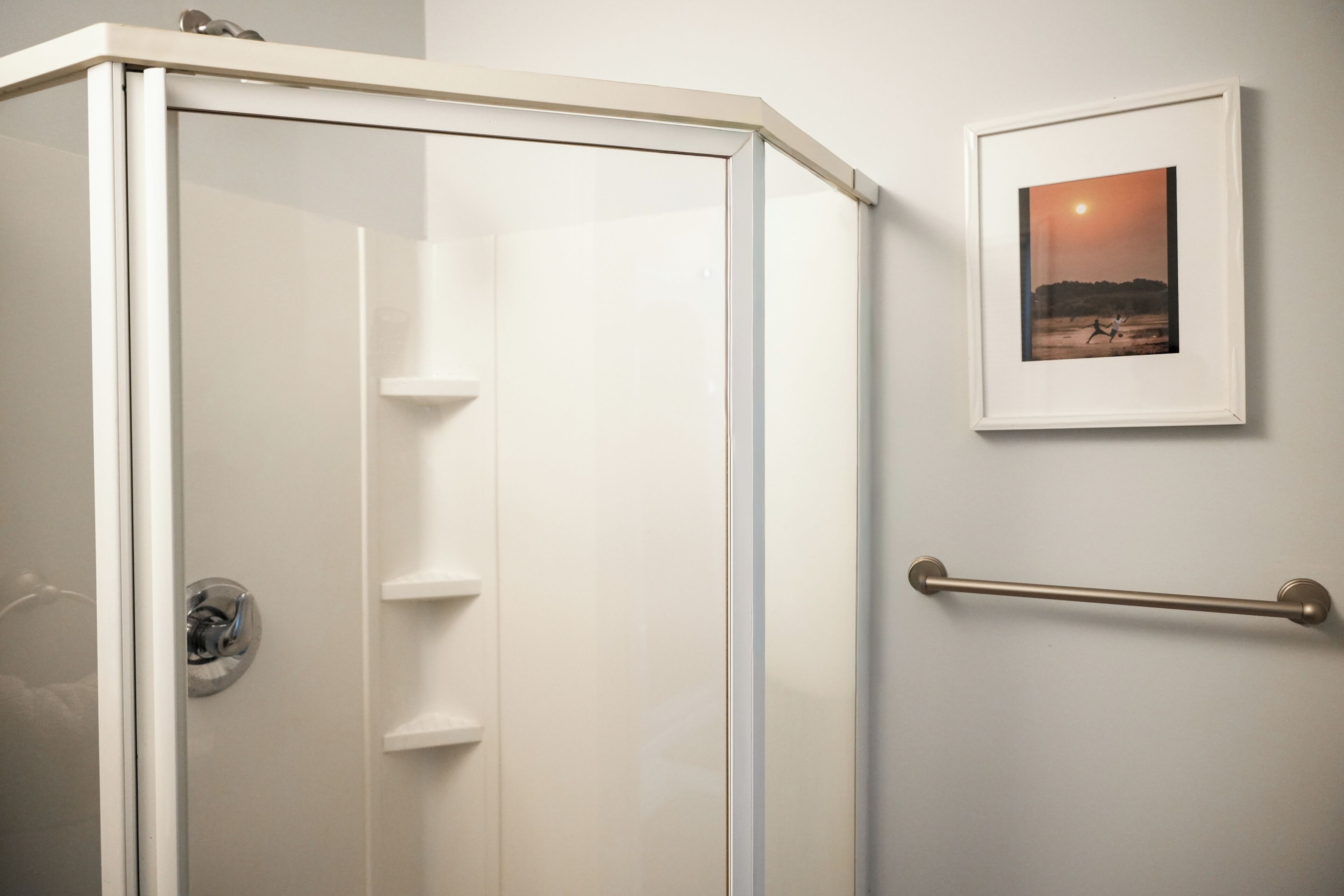 Douche, baignoire à jets, sèche-cheveux, serviettes fournies