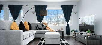 Luxury Lakeview Stay with Jacuzzi | Downtown Barrie