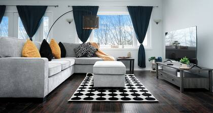 Luxury Lakeview Stay with Jacuzzi | Downtown Barrie