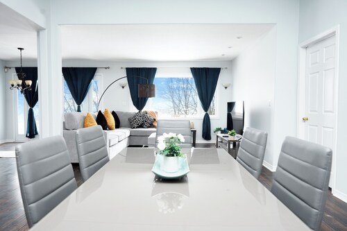 Luxury Lakeview Stay with Jacuzzi | Downtown Barrie