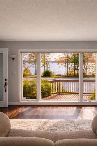 Luxury Lakeview Stay with Jacuzzi | Downtown Barrie