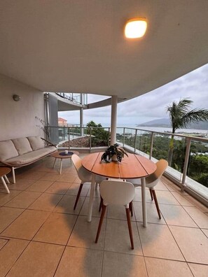 Outdoor dining - Coastal Calm at Searene (Airlie Beach)