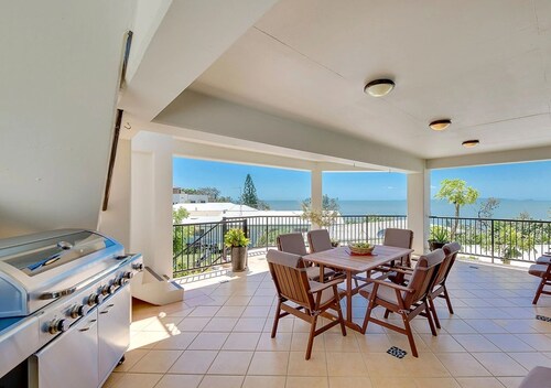 Beach House @ Cooee- Pool and Ocean Views