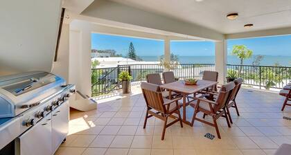 Beach House @ Cooee- Pool and Ocean Views